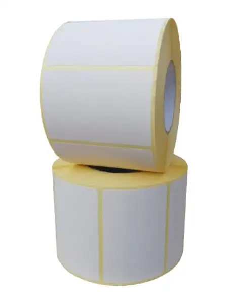 O poză cu doua role de etichete termice autoadezive de dimensiuni 58x38 mm, cu 1000 etichete. Etichetele sunt albe, cu un adeziv permanent